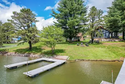 Image de The Love Shack! The Lake's Best Lakefront Retreat!