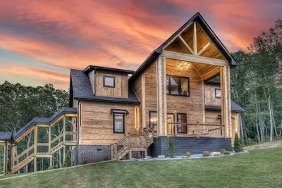 Image de From Salt Life to Mountain Life - Mountain Views | Pet Friendly | Hot Tub | Game Room