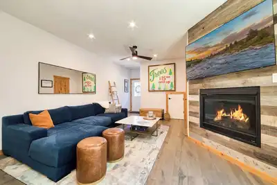 Image de Summer & Ski Lease - Porchlight Retreat by Tahoe Getaways, 3br Dog Friendly in Truckee