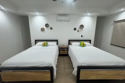 Stylish Villa: 4 queen+2 double beds, 20 mins from airport and 8 mins from beach