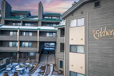 Image de Newley renovated ski-in/ ski-out duel condo w communal hot tub and great views