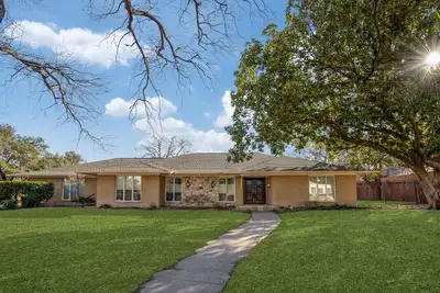 Image de Large 3-bed, 1 story ranch-style home with 1/2 acre yard in heart of N Dallas