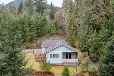 Image de Home in the woods with private Creek & Hot tub near North Cascades National Park