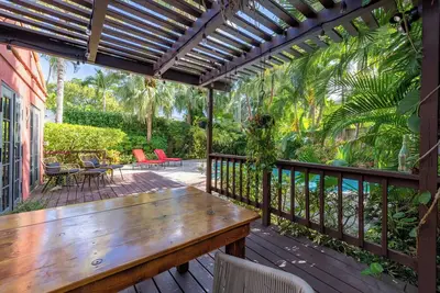 Image de Chic Furnished Bungalow Retreat in Gated Miami Oasis w/ Pool - Summer Rental
