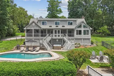 Image de Private Waterfront Home with heated pool, hot tub, firepit, kayaks, game room and much more!