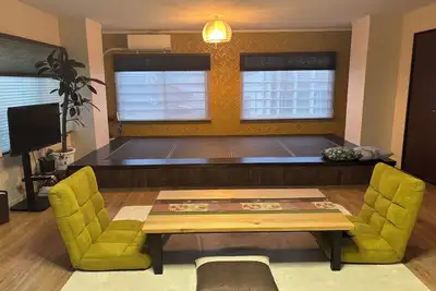 Image de 70 square meters in size with modern tatami mats. A spacious and open room with a harmony of traditional Japanese and Western styles.