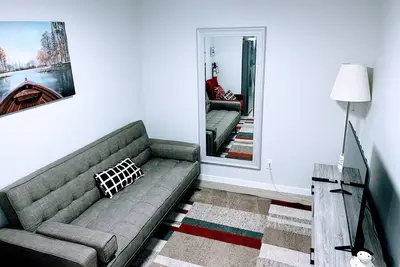 Image de Cozy brand new 2-bedroom 1 bathroom abode near transit
