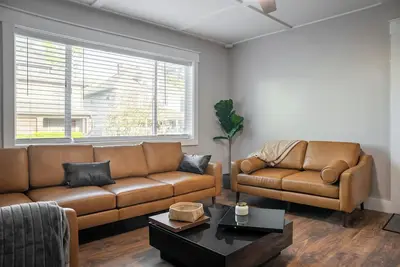 Image de Sports Themed Home With Large Jetted Tub Near Zoo and Stadiums Downtown.