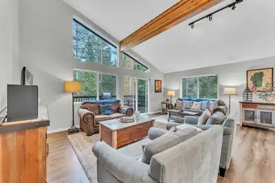 Image de Tahoma Family Getaway with Bocce Ball & Bbq Grill