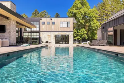 Image de Luxury, furnished retreat with pool on nearly an acre in Boulder