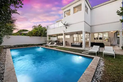 Image de New & Spacious 6br Villa on Venetian Island with Private Pool!