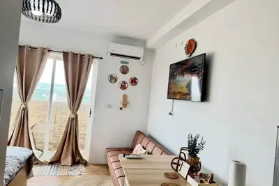 Image de Studio with Balcony. Equipped with Washer & Dryer. Airport pick up available