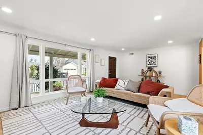 Image de 222 - New, Stylish Quiet 2b1b w/ Yard near Stanford