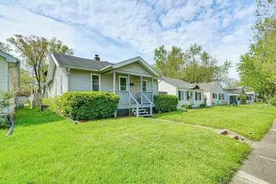 Image de 3 Mi to Dtwn Fort Wayne: Home w/ Deck & Yard!