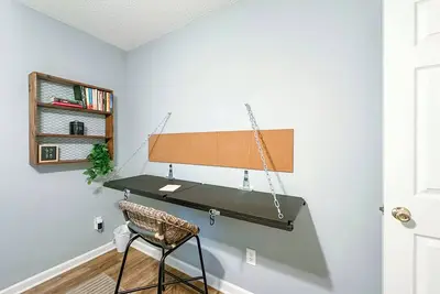 Image de Cozy + Connected • Central, office space with fast wifi, family and pet friendly