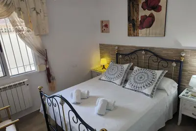 Image de Bungalow chaleureux avec terrasse privée et piscine commune à Torrevieja