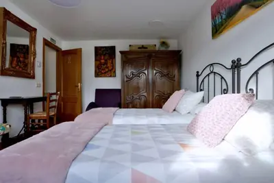 Image de Surrounded by nature with 3 bedrooms, 3 bathrooms, kitchen-dining room and garden & Bbq.