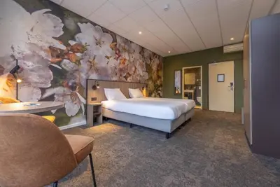 Image de Your Relaxing Getaway: Forest Calm, Poolside Rest & Wellness! Free Parking