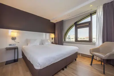Image de Relax with Indoor Heated Pool — Free Parking, Minutes to Dom Tower & Museums