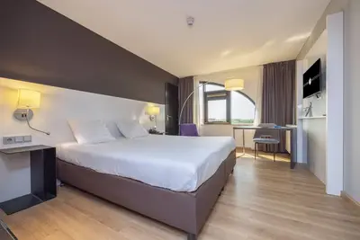 Image de Relax & Recharge: Beautiful Retreat with Free Parking & Wellness Options