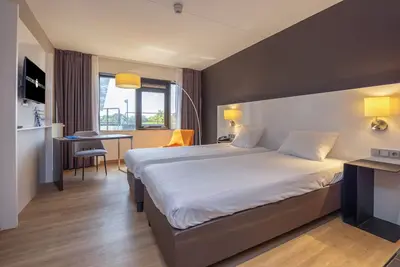 Image de Tranquil Getaway: Indoor Pool, Free Parking & Outdoor Adventures Await You