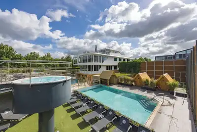 Image de Relax by the Pool, Explore by E-Bike, and Play Mini Golf—Free Parking Included