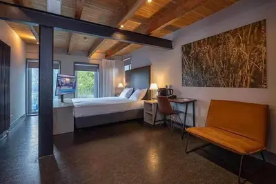 Image de Discover Nearby Historic Sites from Two Spacious Rooms in a Charming Estate