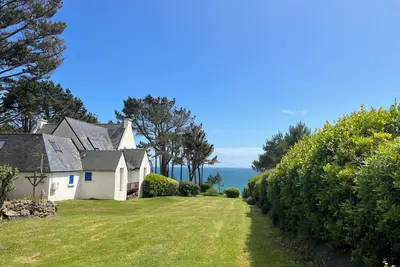 Image de Grande villa bretonne dans un endroit de rêve au bord de la mer dans une impasse