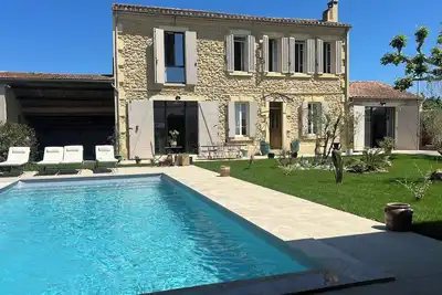Image de Villa avec piscine chauffé, Fibre, située dans un quartier paisible.