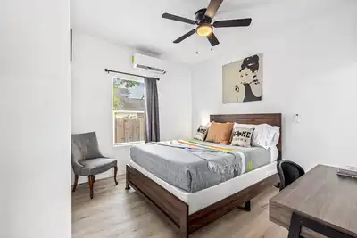 Image de Apt Near Downtown | Desk WiFi TVs | Games | Pets