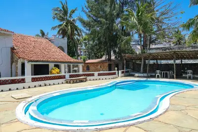2 Br Villa all en-suite with Ac, hot water showers and pool 2 mins to the beach