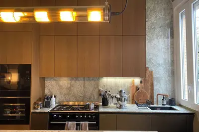 Image de charmante maison de ville avec piscine