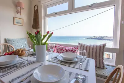 Cosy Coverack Accommodation with Panoramic Sea Views