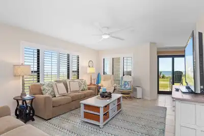 Image de Oceanfront 1st Floor Walk-Out w/ Ocean Views, Steps to Beach & Pool - 4br 3ba