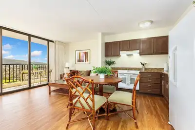 Image de Waikiki Banyan 3409 – Mountain View Condo Rental in the Heart of Waikiki