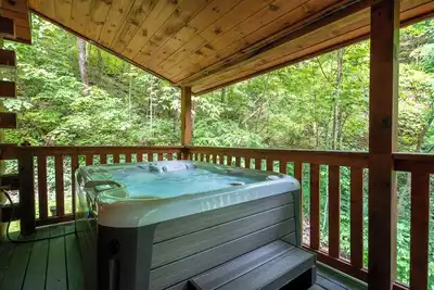 Image de Peaceful 3bd Cabin w/ Firepit! Hot Tub + Location!