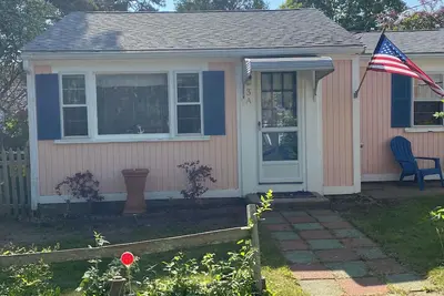 Beautiful Dennisport cottage, Steps to the Beach, 2 bed 1 bath that sleeps 7