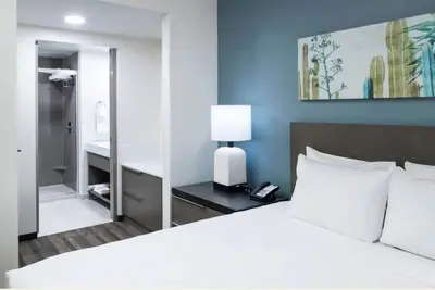 Image de Poolside Comfort in Tempe – Walk to Lake Trails, Dining, Shops & More - 2 Units