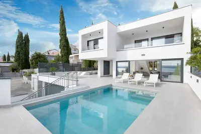 Image de Villa avec piscine et vue mer