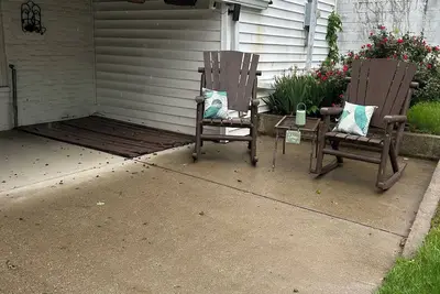 Charming 2-bedroom house with WiFi, Ac in welcoming Charlestown