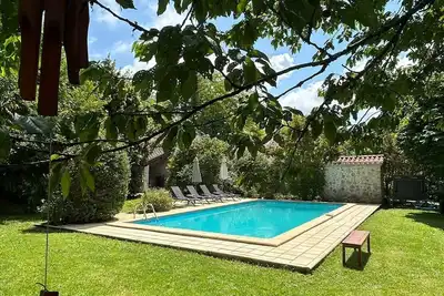 Image de Spacious grange with pool and garden. In nature, against Agen.
