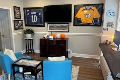 Image de 3-bedroom townhome ten minutes from Ut campus three 55\" tvs + private patio