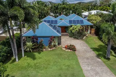 Image de Palms in Paradise - air conditioned pet friendly beach home, walk to beach