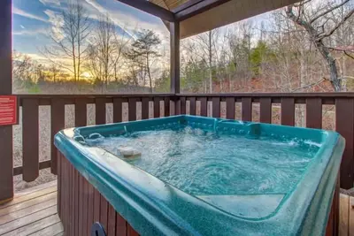 Image de King Bed~Hot Tub~Serene setting~Romantic