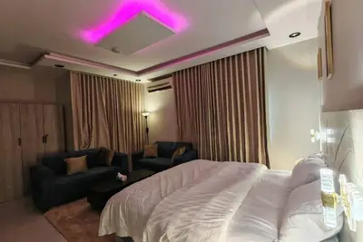Image de Studio with hotel furniture and a prime location