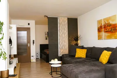 Image de Cozy, bright apartment with fully equipped kitchen and parking space
