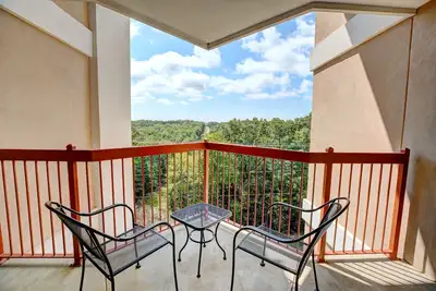 Image de Top Floor 1br Suite w/ Views & Balcony