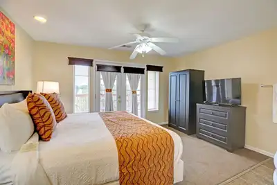 Image de 1br Condo w/ Balcony & Full Kitchen