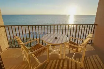 Image de Beachfront 1br w/ Balcony in Madeira Beach