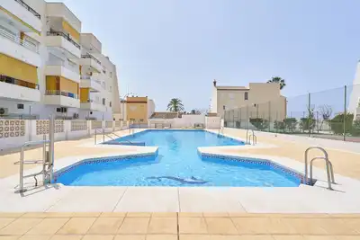 Image de Appartement \"Beachside Bliss\" avec piscine partagée, Wi-Fi et climatisation